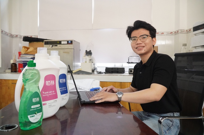 Chàng sinh viên năm 3 khởi nghiệp từ nước giặt do mình tự sản xuất- Ảnh 4. Chàng sinh viên năm 3 khởi nghiệp từ nước giặt do mình tự sản xuất- Ảnh 4.