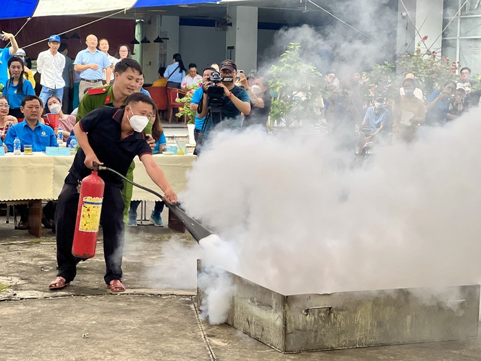 Tiềm ẩn nguy cơ cháy nổ ở các khu trọ công nhân- Ảnh 6. Tiềm ẩn nguy cơ cháy nổ ở các khu trọ công nhân- Ảnh 6.