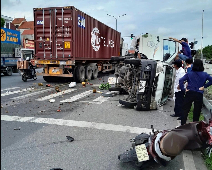 Tai nạn liên hoàn trên quốc lộ 5, 3 người bị thương- Ảnh 1. Tai nạn liên hoàn trên quốc lộ 5, 3 người bị thương- Ảnh 1.