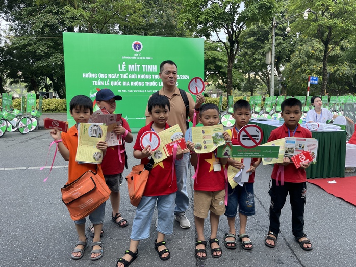 Bộ trưởng Đào Hồng Lan: Thuốc lá điện tử, thuốc lá nung nóng gây ra gánh nặng bệnh tật- Ảnh 2. Bộ trưởng Đào Hồng Lan: Thuốc lá điện tử, thuốc lá nung nóng gây ra gánh nặng bệnh tật- Ảnh 2.
