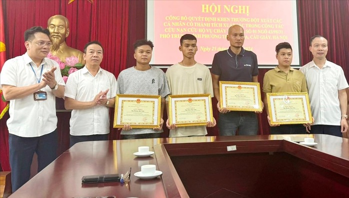 Thủ tướng gửi thư khen 4 người dùng búa đập tường cứu nạn nhân vụ cháy nhà trọ- Ảnh 1. Thủ tướng gửi thư khen 4 người dùng búa đập tường cứu nạn nhân vụ cháy nhà trọ- Ảnh 1.
