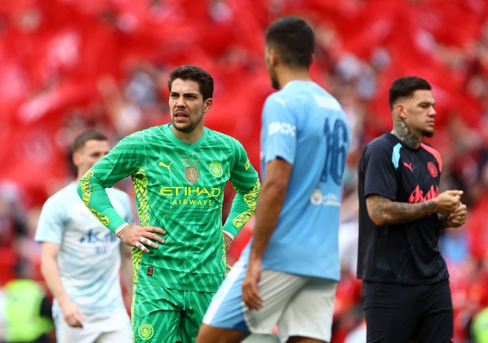Hậu FA Cup: HLV Guardiola nhận lỗi, Ten Hag nói "2 cúp là không tệ"- Ảnh 5. Hậu FA Cup: HLV Guardiola nhận lỗi, Ten Hag nói "2 cúp là không tệ"- Ảnh 5.