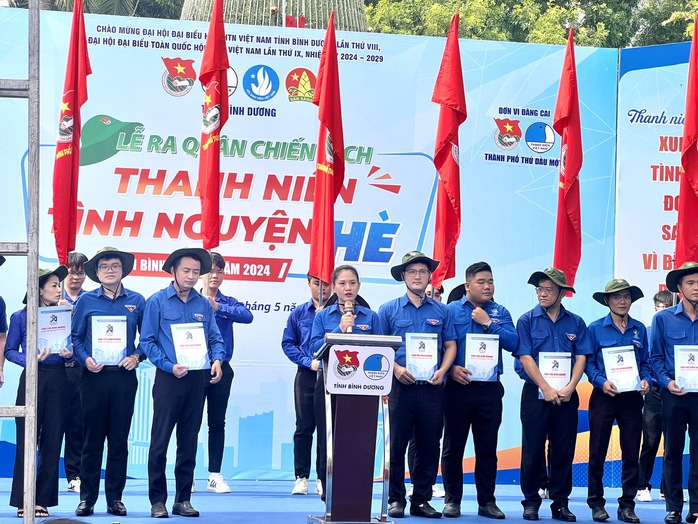 Tặng 500 lá cờ Tổ quốc tại lễ ra quân chiến dịch Thanh niên tình nguyện Bình Dương- Ảnh 1. Tặng 500 lá cờ Tổ quốc tại lễ ra quân chiến dịch Thanh niên tình nguyện Bình Dương- Ảnh 1.