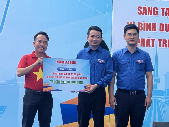 Tặng 500 lá cờ Tổ quốc tại lễ ra quân chiến dịch Thanh niên tình nguyện Bình Dương- Ảnh 2. Tặng 500 lá cờ Tổ quốc tại lễ ra quân chiến dịch Thanh niên tình nguyện Bình Dương- Ảnh 2.