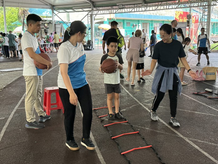 Ngày hội thể thao hòa nhập cho trẻ đặc biệt- Ảnh 4. Ngày hội thể thao hòa nhập cho trẻ đặc biệt- Ảnh 4.