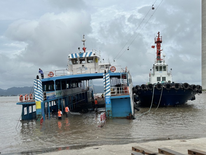 Phà ra đảo Cát Bà gặp sự cố, nước tràn vào khoang- Ảnh 2. Phà ra đảo Cát Bà gặp sự cố, nước tràn vào khoang- Ảnh 2.