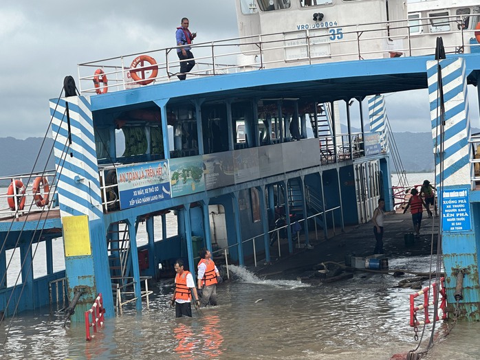 Phà ra đảo Cát Bà gặp sự cố, nước tràn vào khoang- Ảnh 1. Phà ra đảo Cát Bà gặp sự cố, nước tràn vào khoang- Ảnh 1.