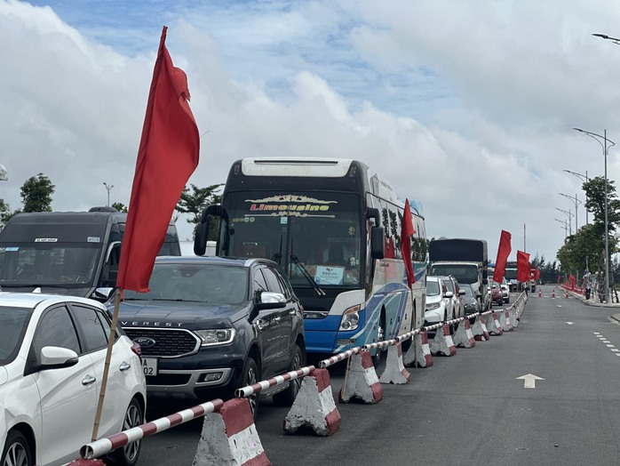 Phà ra đảo Cát Bà gặp sự cố, nước tràn vào khoang- Ảnh 3. Phà ra đảo Cát Bà gặp sự cố, nước tràn vào khoang- Ảnh 3.