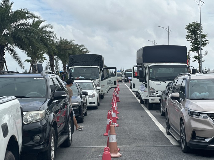 Phà ra đảo Cát Bà gặp sự cố, nước tràn vào khoang- Ảnh 4. Phà ra đảo Cát Bà gặp sự cố, nước tràn vào khoang- Ảnh 4.