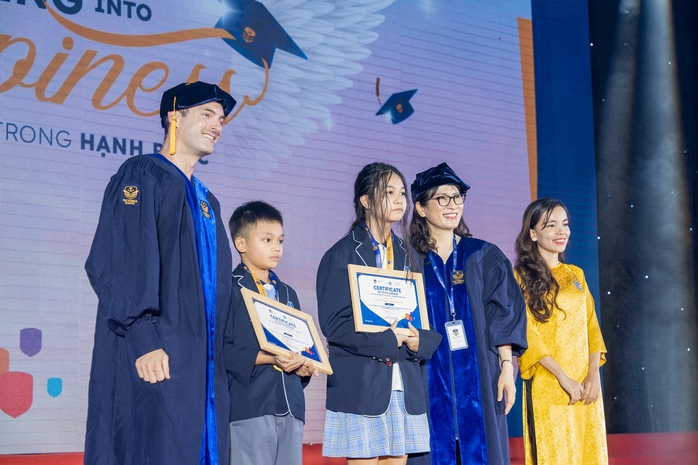 TS. Nguyễn Thị Thu Anh - Tổng Hiệu trưởng Hệ thống Victoria School và Th.S Ryan Rose - Phó Hiệu trưởng Chương trình quốc tế trao thưởng cho học sinh TS. Nguyễn Thị Thu Anh - Tổng Hiệu trưởng Hệ thống Victoria School và Th.S Ryan Rose - Phó Hiệu trưởng Chương trình quốc tế trao thưởng cho học sinh
