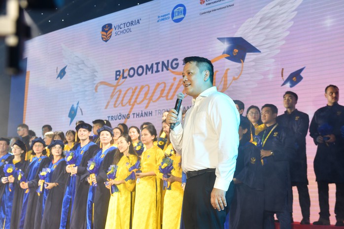 Giáo sư Tiến sĩ Lê Anh Vinh chia sẻ cùng với các thầy cô, phụ huynh và học sinh Giáo sư Tiến sĩ Lê Anh Vinh chia sẻ cùng với các thầy cô, phụ huynh và học sinh