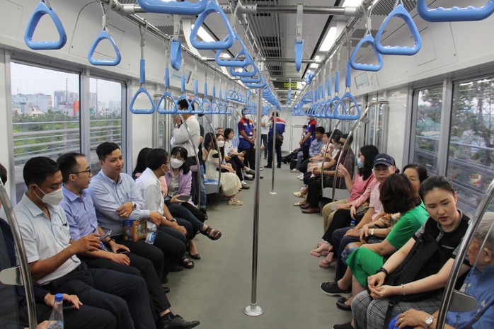 Hành khách đi thử metro số 1 Hành khách đi thử metro số 1