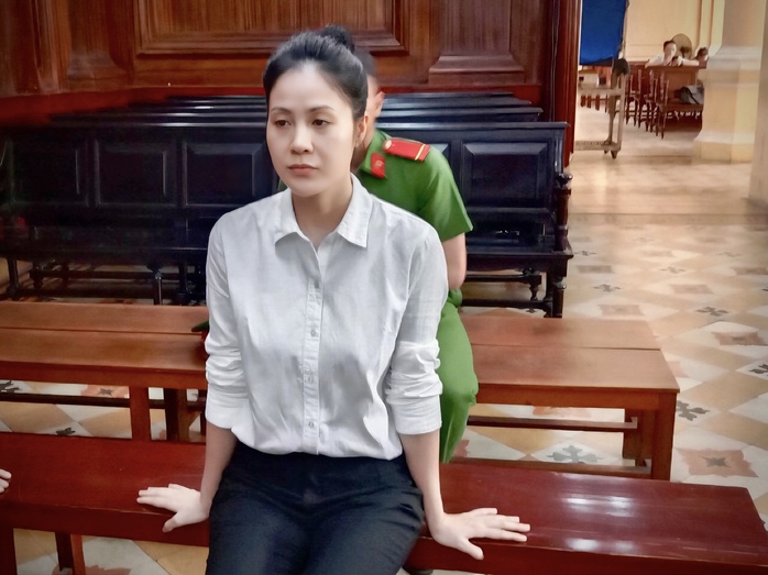Bị cáo Phùng Thị Nghệ tại tòa Bị cáo Phùng Thị Nghệ tại tòa