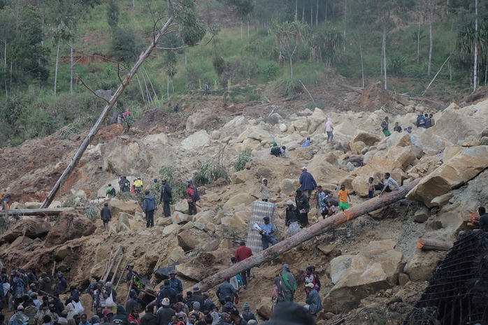 Nhân viên cứu trợ và người dân tại hiện trường vụ lở đất ở tỉnh Enga - Papua New Guinea hôm 26-5 Ảnh: REUTERS Nhân viên cứu trợ và người dân tại hiện trường vụ lở đất ở tỉnh Enga - Papua New Guinea hôm 26-5 Ảnh: REUTERS