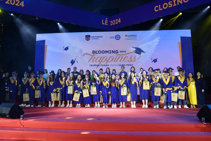 Nghi thức tốt nghiệp của học sinh khối 9 tại buổi Lễ tổng kết Nghi thức tốt nghiệp của học sinh khối 9 tại buổi Lễ tổng kết