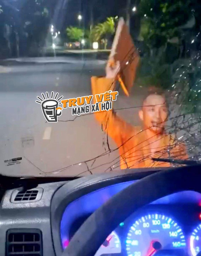 CLIP: Xác minh lai lịch người đàn ông có hành động bất thường - Ảnh 1. CLIP: Xác minh lai lịch người đàn ông có hành động bất thường - Ảnh 1.