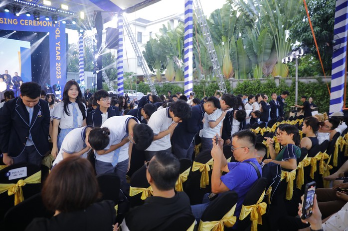 Học sinh thực hiện nghi thức tri ân ba mẹ tại buổi lễ Học sinh thực hiện nghi thức tri ân ba mẹ tại buổi lễ