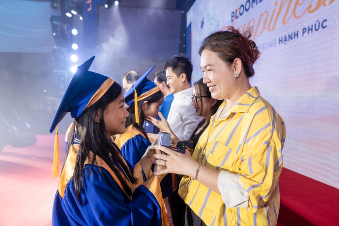 Các em cũng đã trao pin cài áo cho ba mẹ để đánh dấu hành trình trưởng thành của mình trong 1 năm qua Các em cũng đã trao pin cài áo cho ba mẹ để đánh dấu hành trình trưởng thành của mình trong 1 năm qua