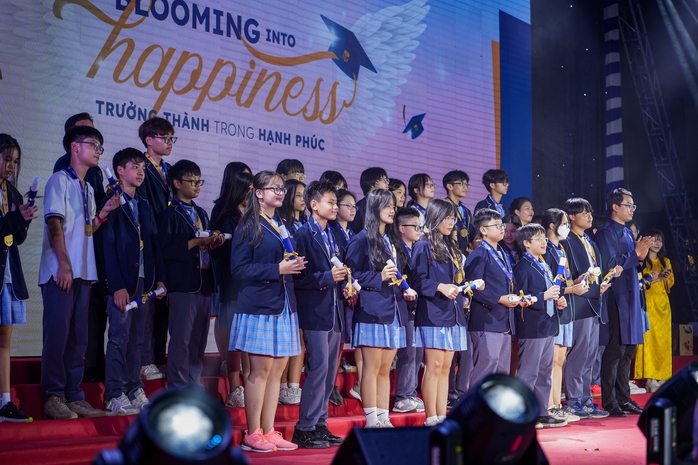 Các học sinh nhận giải thưởng sau một năm nỗ lực học tập tại Victoria School Các học sinh nhận giải thưởng sau một năm nỗ lực học tập tại Victoria School