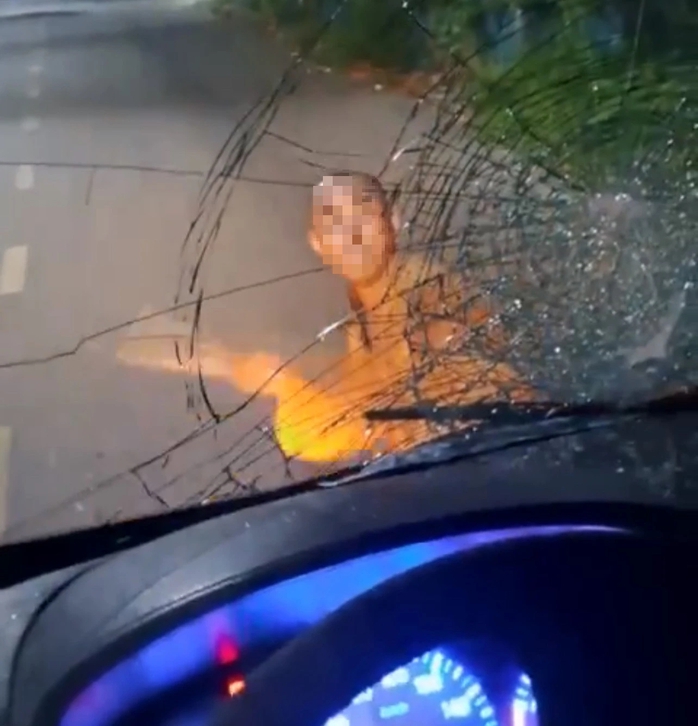 Thông tin bất ngờ về người đàn ông mặc áo quần giống nhà sư, hành động bất thường- Ảnh 1. Thông tin bất ngờ về người đàn ông mặc áo quần giống nhà sư, hành động bất thường- Ảnh 1.