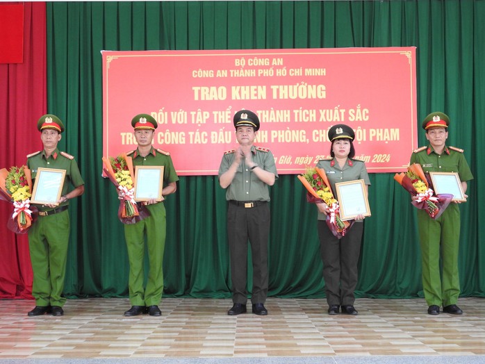 Công an TP HCM khen thưởng vụ bắt kẻ giết cô gái bỏ trong vali- Ảnh 1. Công an TP HCM khen thưởng vụ bắt kẻ giết cô gái bỏ trong vali- Ảnh 1.