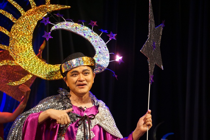 Nam vương thế giới Cao Xuân Tài hóa thân hoàng tử đảo hoang trên sân khấu Quốc Thảo- Ảnh 2. Nam vương thế giới Cao Xuân Tài hóa thân hoàng tử đảo hoang trên sân khấu Quốc Thảo- Ảnh 2.