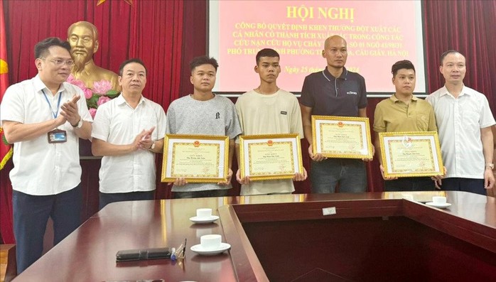 2 thanh niên cứu người trong đám cháy nhà trọ tiếp tục được khen thưởng- Ảnh 2. 2 thanh niên cứu người trong đám cháy nhà trọ tiếp tục được khen thưởng- Ảnh 2.