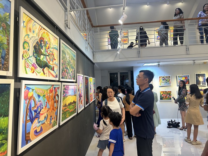 "Màu yêu thương" trong tranh của trẻ thơ- Ảnh 2. "Màu yêu thương" trong tranh của trẻ thơ- Ảnh 2.