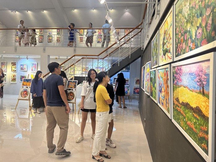 "Màu yêu thương" trong tranh của trẻ thơ- Ảnh 3. "Màu yêu thương" trong tranh của trẻ thơ- Ảnh 3.