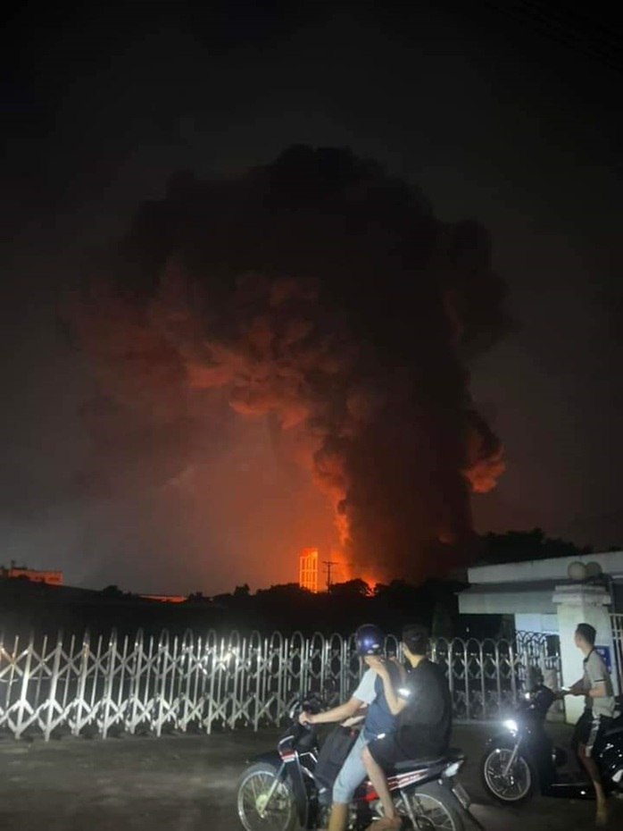 Cháy lớn trong khu công nghiệp- Ảnh 2.