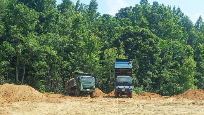 Phương tiện cơ giới đang cấp tập thi công dự án Nhà máy Điện gió Hải Anh Phương tiện cơ giới đang cấp tập thi công dự án Nhà máy Điện gió Hải Anh