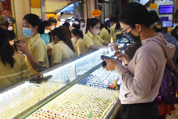 Dừng đấu thầu vàng miếng, hạ nhiệt vàng SJC cách nào?- Ảnh 2. Dừng đấu thầu vàng miếng, hạ nhiệt vàng SJC cách nào?- Ảnh 2.