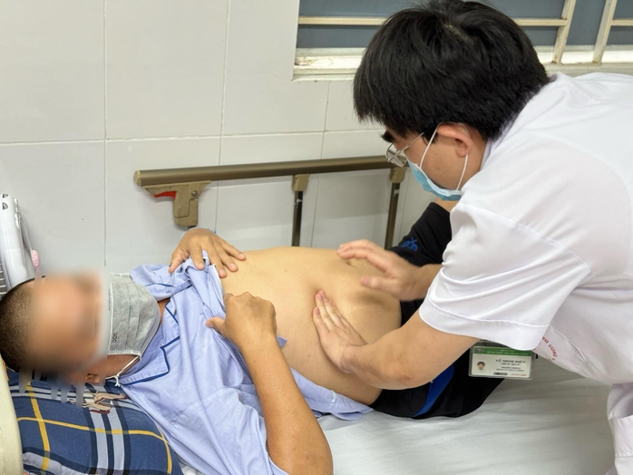 Nghiện ăn rau sống, người đàn ông bị sán lá gan bám chặt- Ảnh 1. Nghiện ăn rau sống, người đàn ông bị sán lá gan bám chặt- Ảnh 1.