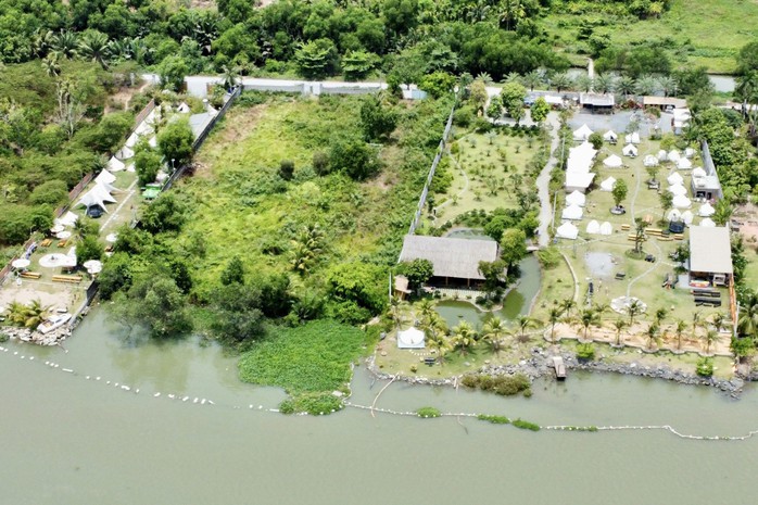 Công trình A New Day Glamping (phải) và công trình Rio Glamping (trái) sát sông Đồng Nai Ảnh: ANH VŨ Công trình A New Day Glamping (phải) và công trình Rio Glamping (trái) sát sông Đồng Nai Ảnh: ANH VŨ