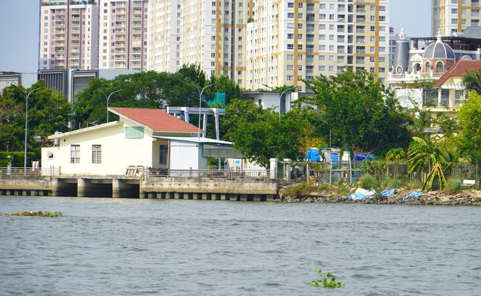 Công trình sát bờ sông Sài Gòn nhìn từ buýt sông Ảnh: QUỐC ANH Công trình sát bờ sông Sài Gòn nhìn từ buýt sông Ảnh: QUỐC ANH
