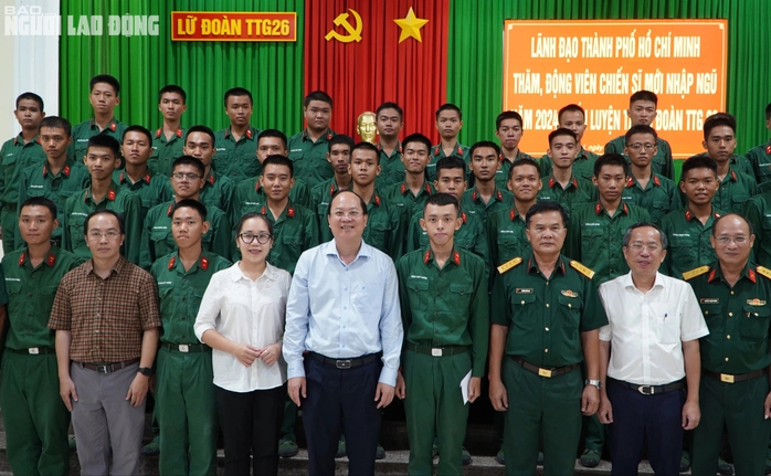 Lãnh đạo TP HCM thăm, động viên chiến sĩ mới- Ảnh 3. Lãnh đạo TP HCM thăm, động viên chiến sĩ mới- Ảnh 3.
