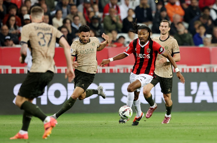 Nice (áo sọc đỏ) có liên quan đến suất dự cúp châu Âu của Man United Nice (áo sọc đỏ) có liên quan đến suất dự cúp châu Âu của Man United