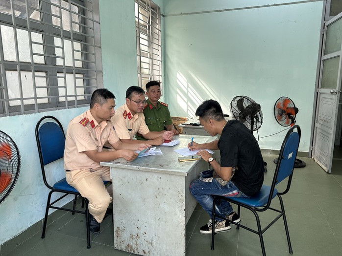Ô tô độ đèn như “sân khấu di động”: Chủ phương tiện nói gì?- Ảnh 1. Ô tô độ đèn như “sân khấu di động”: Chủ phương tiện nói gì?- Ảnh 1.