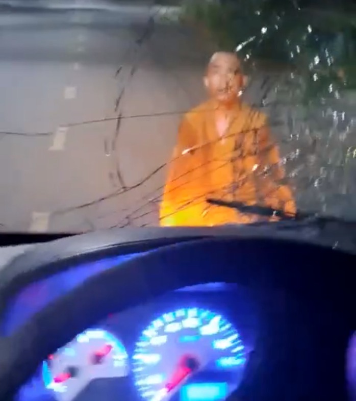Diễn biến mới vụ người đàn ông mặc y phục giống nhà sư có hành động bất thường- Ảnh 1. Diễn biến mới vụ người đàn ông mặc y phục giống nhà sư có hành động bất thường- Ảnh 1.
