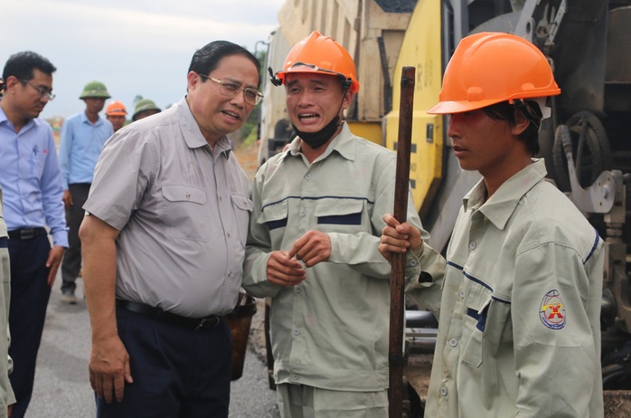 Thủ tướng thăm công nhân làm việc trên cánh đồng dứa- Ảnh 4. Thủ tướng thăm công nhân làm việc trên cánh đồng dứa- Ảnh 4.