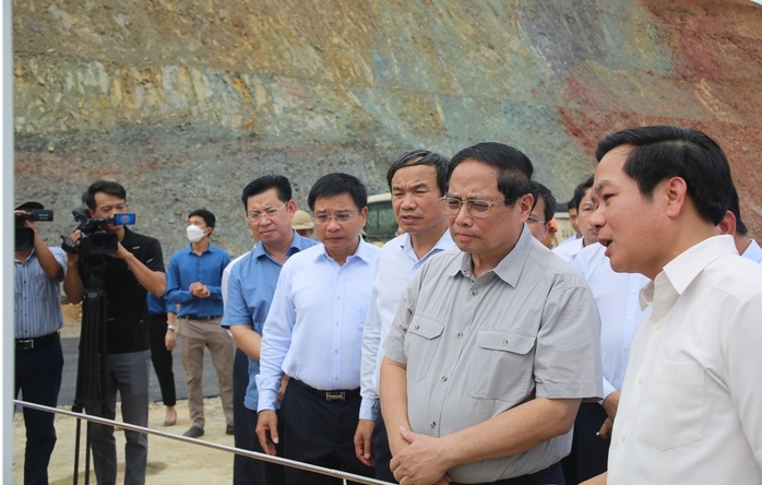 Thủ tướng thăm công nhân làm việc trên cánh đồng dứa- Ảnh 3. Thủ tướng thăm công nhân làm việc trên cánh đồng dứa- Ảnh 3.