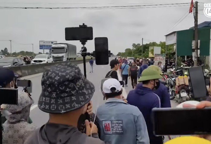 Đám đông và YouTuber bao vây “sư Thích Minh Tuệ” (ảnh cắt từ clip internet) Đám đông và YouTuber bao vây “sư Thích Minh Tuệ” (ảnh cắt từ clip internet)