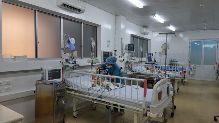 Bệnh nhi đang được điều trị tích cực tại Khoa Hồi sức Nhiễm - Bệnh viện Nhi Đồng 1 (TP HCM) Bệnh nhi đang được điều trị tích cực tại Khoa Hồi sức Nhiễm - Bệnh viện Nhi Đồng 1 (TP HCM)