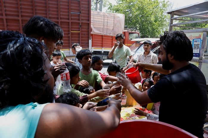 Người dân uống nước giải nhiệt trong ngày hè nóng bức ở thủ đô New Delhi - Ấn Độ hôm 29-5 Ảnh: REUTERS Người dân uống nước giải nhiệt trong ngày hè nóng bức ở thủ đô New Delhi - Ấn Độ hôm 29-5 Ảnh: REUTERS