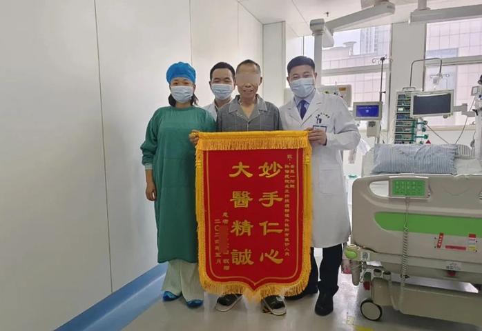 Nam bệnh nhân 71 tuổi đã hồi phục sau ca ghép gan heo được chỉnh sửa, đứng cùng các y bác sĩ. Ảnh: Bệnh viện liên kết số 1 của ĐH Y An Huy Nam bệnh nhân 71 tuổi đã hồi phục sau ca ghép gan heo được chỉnh sửa, đứng cùng các y bác sĩ. Ảnh: Bệnh viện liên kết số 1 của ĐH Y An Huy