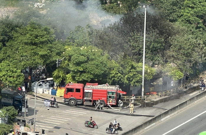 Cháy dữ dội, nhiều người bỏ chạy thoát thân- Ảnh 2. Cháy dữ dội, nhiều người bỏ chạy thoát thân- Ảnh 2.