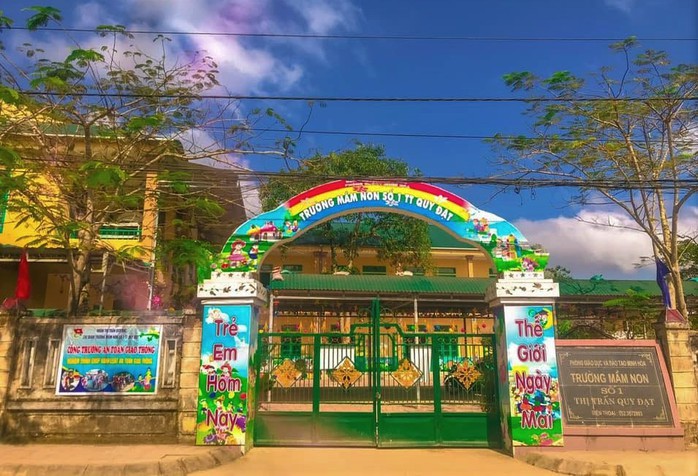 Diễn biến nóng vụ hiệu trưởng và hội trưởng hội phụ huynh "đấu khẩu" ngay tại lễ tổng kết- Ảnh 1. Diễn biến nóng vụ hiệu trưởng và hội trưởng hội phụ huynh "đấu khẩu" ngay tại lễ tổng kết- Ảnh 1.