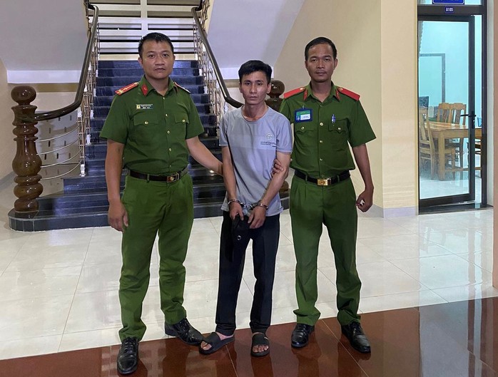 Bắt giữ thành công đối tượng "mang cùng lúc" 2 lệnh truy nã- Ảnh 1. Bắt giữ thành công đối tượng "mang cùng lúc" 2 lệnh truy nã- Ảnh 1.