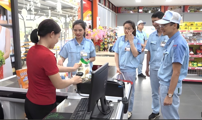 NÂNG BƯỚC NGƯỜI LAO ĐỘNG: Người thủ lĩnh tận tâm- Ảnh 1. NÂNG BƯỚC NGƯỜI LAO ĐỘNG: Người thủ lĩnh tận tâm- Ảnh 1.