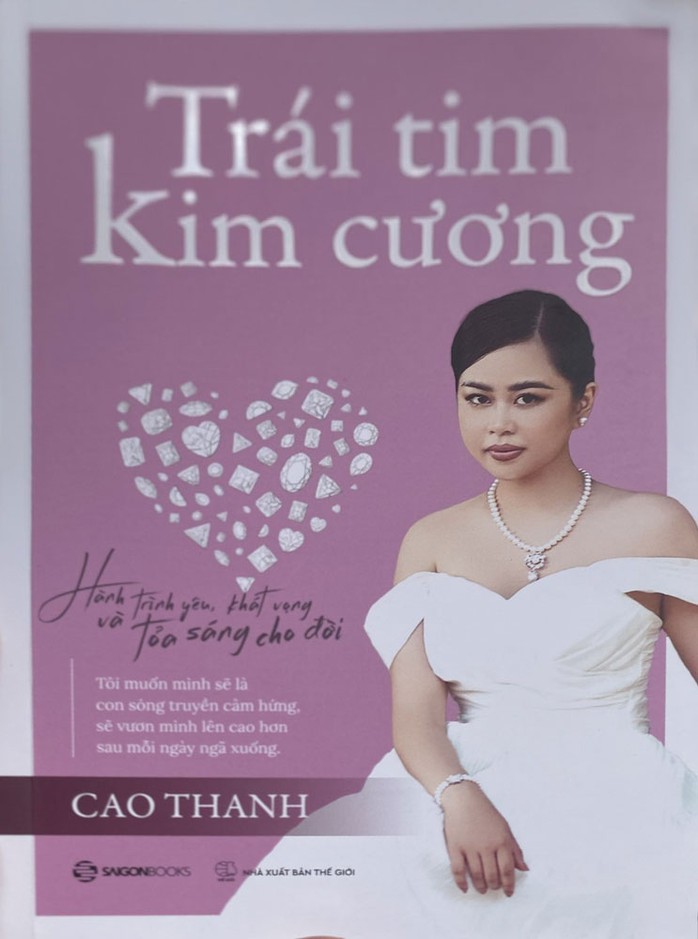Sách “Trái tim kim cương” do Saigon Books ấn hành Ảnh: PHÚ TRẦN Sách “Trái tim kim cương” do Saigon Books ấn hành Ảnh: PHÚ TRẦN